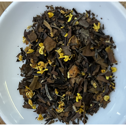 Белый час с кусочками груши и цветоком османтус