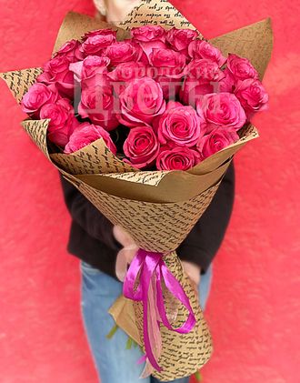 Букет из 25 розовых роз в крафте
