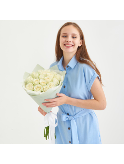 19 белых роз