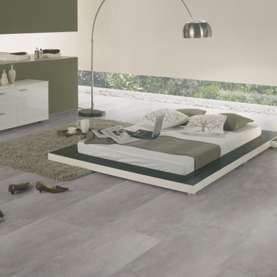 Виниловый пол Wineo 600 stone XL ChelseaFactory DB203W6 в интерьере гостиной