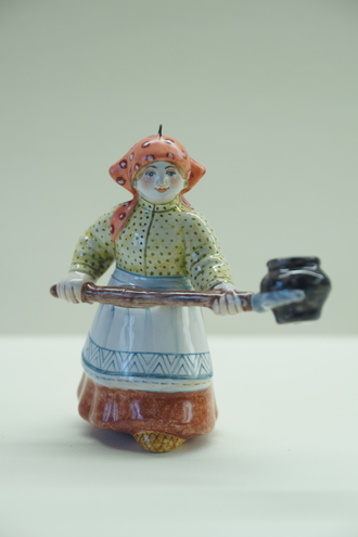 Хозяюшка с ухватом - ёлочная игрушка мастерской майолики Павловой и ...