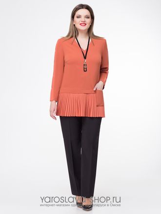 Модель: В-108. Костюм: черные брюки и оранжевая блуза с плиссе.