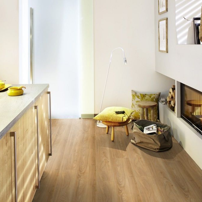 Виниловый пол Wineo 400 Wood Summer Oak Golden DB00118 в интерьере кухни