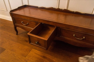 Тумба под ТВ с 3 ящиками на резных ножках.