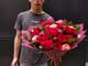 Роскошный, большой букет из красных пионов, пионовидных роз, алых роз ред наоми и фисташки