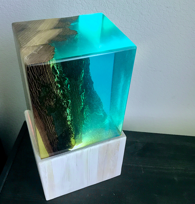 Светильник ночник из дерева и смолы "Риф"