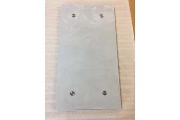 Внешний вид готовой панели с декоративными колпачками/заглушками для саморезов.