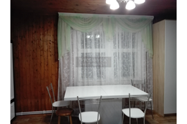 Шторы с ламбрекенами в гостинной.