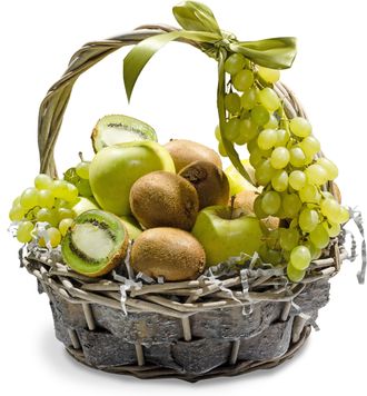 Фруктовая корзина с киви и виноградом
