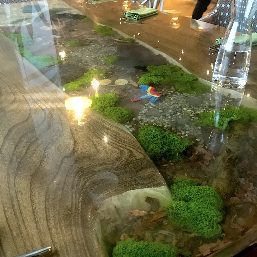 Стол-река банкетный с тематической заливкой "Африка". Работа spilcenter.com для сети семейных кафе "Андерсон", г. Москва