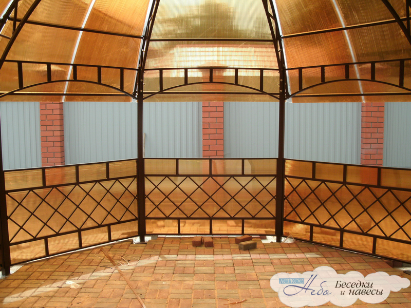 Облицовка поликарбонатом. Балкон из поликарбоната. Фасад из поликарбоната. Веранда изподикарбоната. Беседка обшитая поликарбонатом.