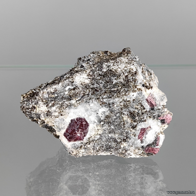 Корунд, фрагмент кристалла в слюдите. Рай-Из массив. ЯНАО. Россия.  53*45*30мм