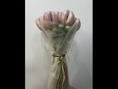 Букет из шаров в упаковке с надписью 7 тюльпанов