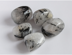 Кварц с черным турмалином (шерл) галтовка в ассортименте, Бразилия (27-32 мм, 17-21 г) №21385