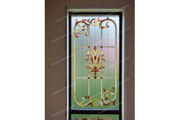 Окно на лестнице с витражом на пленке