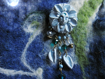 Украшение в стиле Алисы в Стране Чудес - брошь "Цветок Морфея" со стразой "Сваровски" и хрустальными бусинами