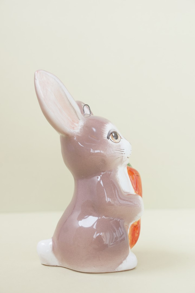 Заяц c морковкой