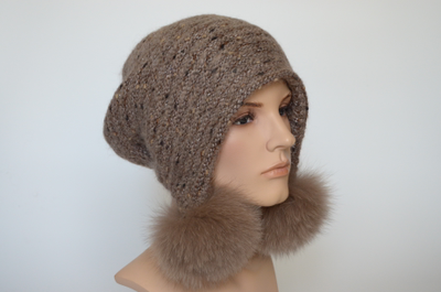 Итальянская шапка орехового цвета с помпонами Визио 6924