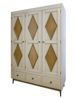 Шкаф для одежды трехстворчатый с декором ромбы.