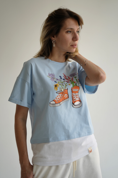 ЖЕНСКАЯ ФУТБОЛКА ГОЛУБАЯ "ЦВЕТОЧНЫЕ КЕДЫ"