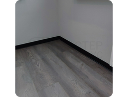 Плинтус ХДФ Dollken S60 Flex Life TOP 60мм Х 2,575 м - 1144 Черный в интерьере 6