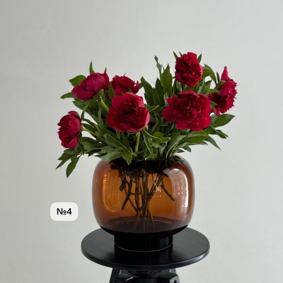 Вазы из темного стекла