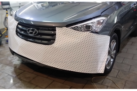 Защита ЛКП Hyundai Santa Fe антигравийной полиуретановой пленкой 3М капот, передний бампер, зеркала, стекла фар, проемы ручек дверей. Примерка защитной пленки на бампер.
