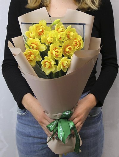 Букет из 15 нарциссов