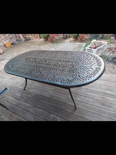 Овальный стол Tokyo из литого алюминия