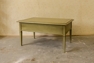 Журнальный стол прямоугольный на высоких ножках.