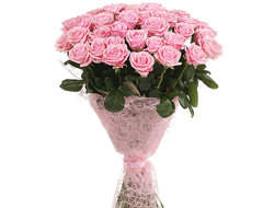 Празднично оформленный букет из 33 свежих роз