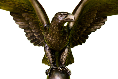 статуя Орла в бронзе
