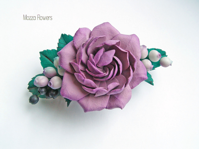 Заколка-автомат с сиреневой гарденией, снежной ягодой и черникой.