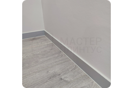 Стильное дополнение: установка серого плинтуса Dollken Cubu Flex Life 80 создает изысканный акцент в помещении, гармонично дополняя как светлые, так и темные оттенки отделки.