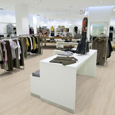 Виниловый пол Wineo 800 Wood Salt Lake Oak DB00079 в интерьере магазина