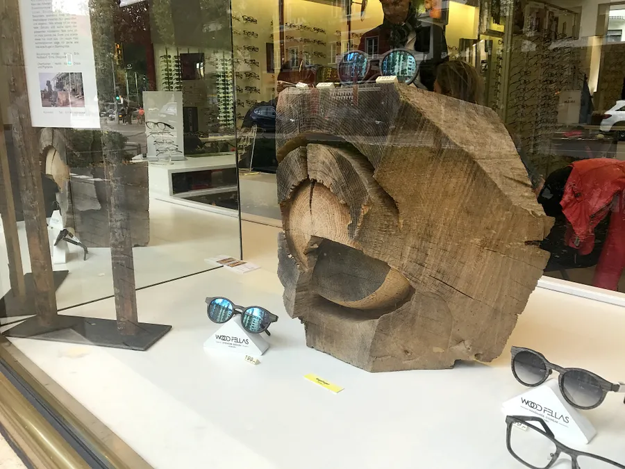 Декор витрины оптики, пень дуба, Мюнхен, Германия.
