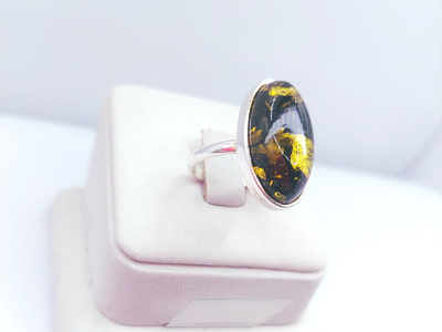 Кольцо овальное с зеленым янтарем