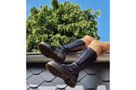 Заверши свой образ высокими черными ботинками DR. Martens из натуральной кожи. Представлены в размерах от 36 до 45. 