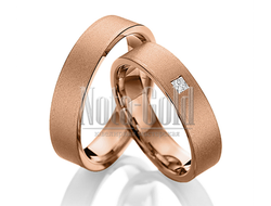 Классические обручальные кольца из красного золота с квадратным бриллиантом в женском кольце прямоуг