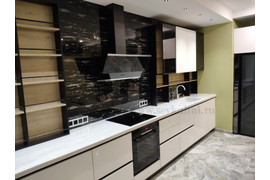 Кухня со столешницей из искусственного камня и профильной ручкой Gola