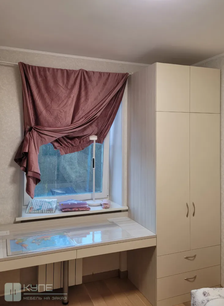 043-1 Рабочая зона в детской комнате. Фасады: МДФ AGT 730 Суперматовый крем. Корпус: ЛДСП Egger H1223 ST19 Ясень Севилья