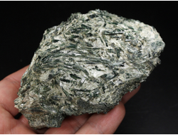 Актинолит в белом тальке, необработанный, дикий образец, Россия, Северный Кавказ, КЧР (95*65*49 мм, 335 г) №37774