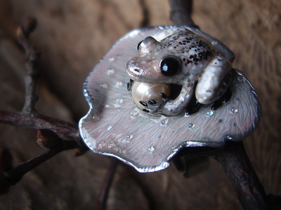 "Бархатная весна", необычное арт-нуво кольцо с лягушкой и жемчужиной