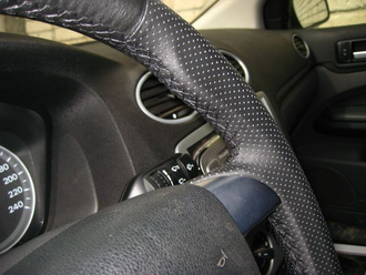Кожаная накладка на руль Ford Focus II (C307) (2005-2011), Ford C-MAX I (DM2) (2007-2010), Ford Tourneo Connect (PU2) (2010-2013), черная