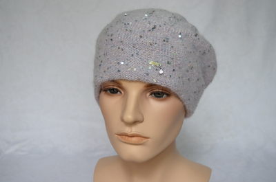 Лиловый вязаный берет для женщин фото