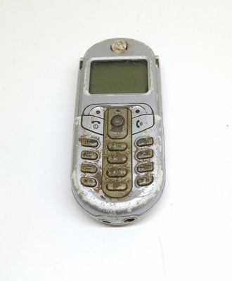 Неисправный телефон Motorola C205 (нет АКБ, нет задней крышки, не включается)