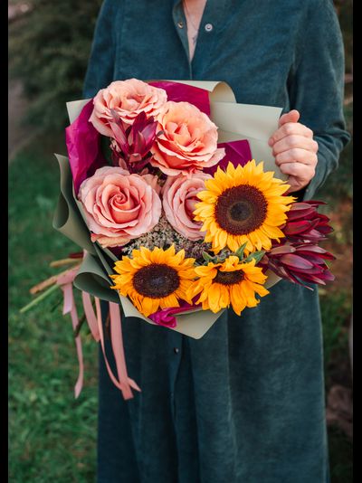Букет с розами и подсолнухами