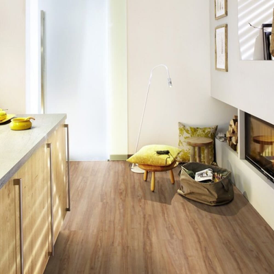 Виниловый пол Wineo 800 Wood Honey Warm Maple DB00081 в интерьере кухни