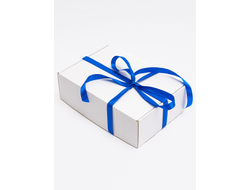 Белая подарочная коробка 32х22х10см с синей лентой и наполнителем
