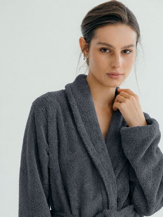 Женский махровый халат серый - собраны волосы и воротник крупным планом